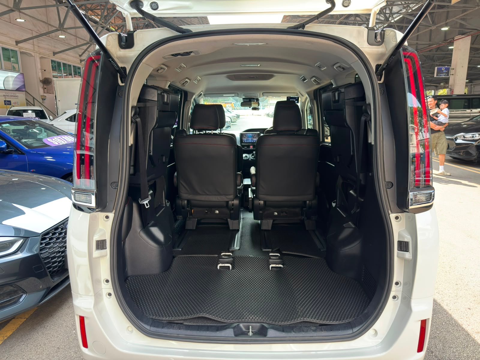 Toyota Noah Hybrid 1.8 X photo 12